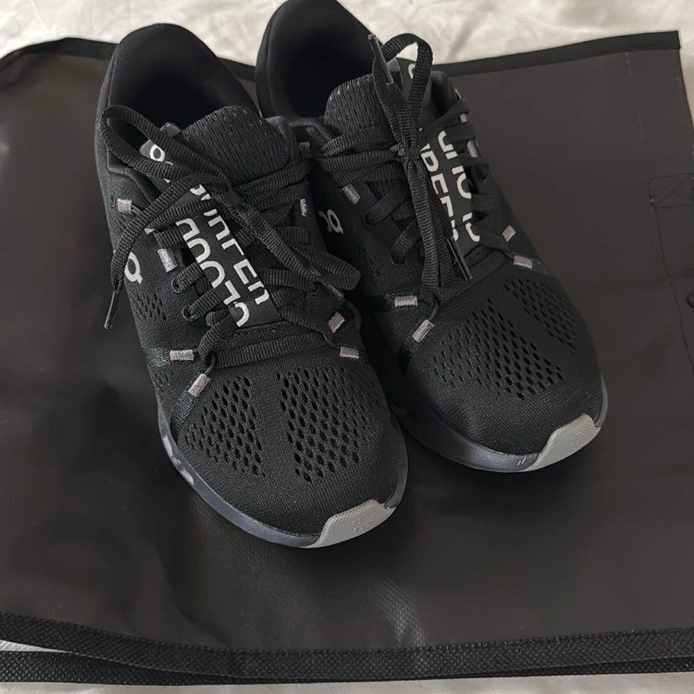 Women ON Cloudsufer Black Size 7